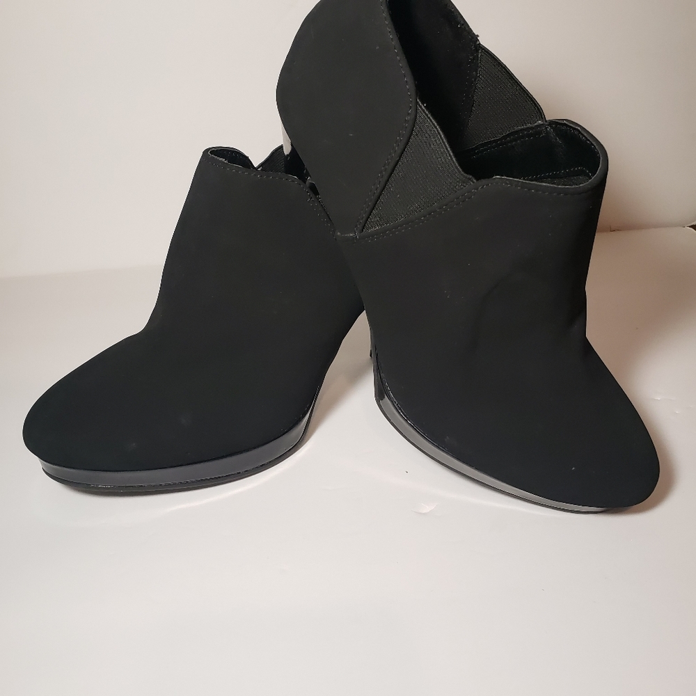 Unlisted Kenneth Cole heeled black booties